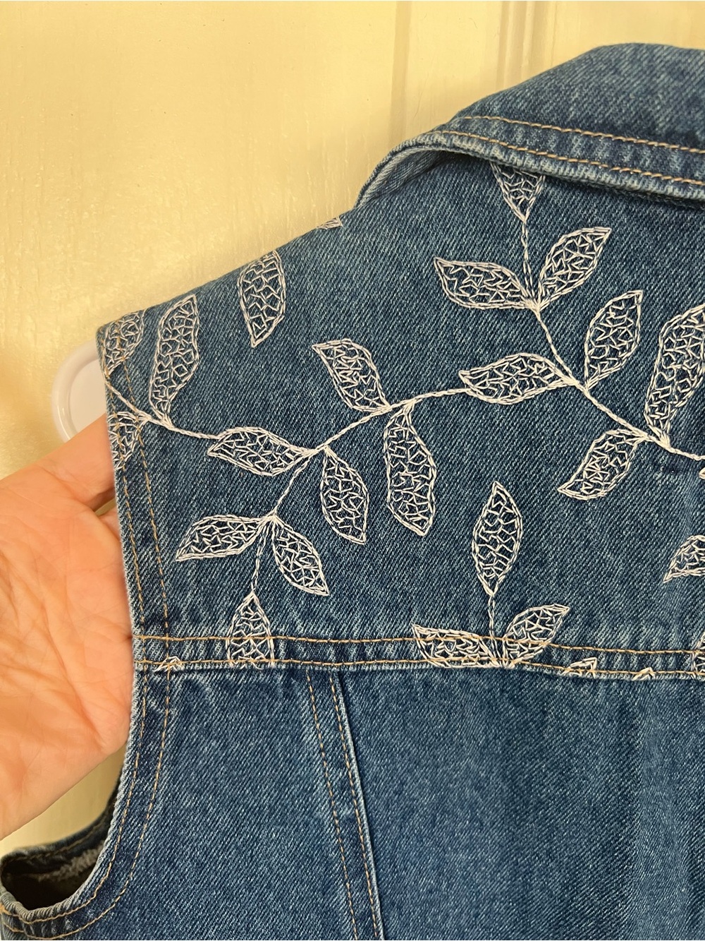 Isabel USA Embroidered Leaf Denim Vest Blue Jean Button Front Size Large - Picture 8 of 8
